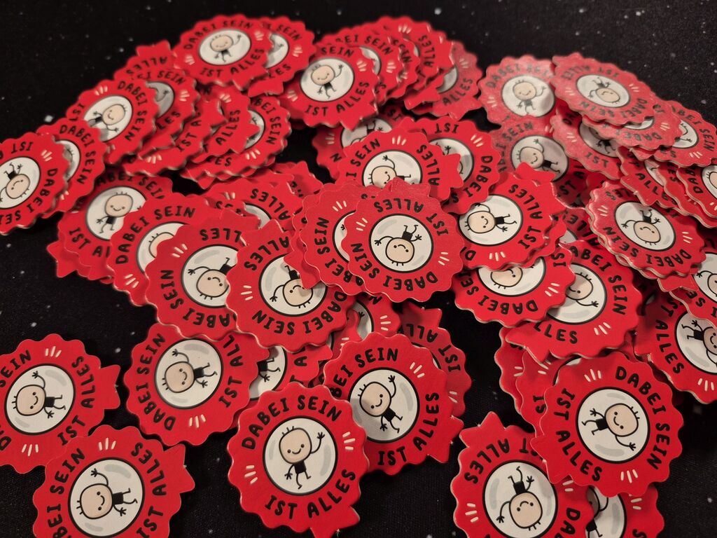 EIn Haufen Chips mit einem winkenden Strichmännchen und dem Text "Dabeisein ist alles".