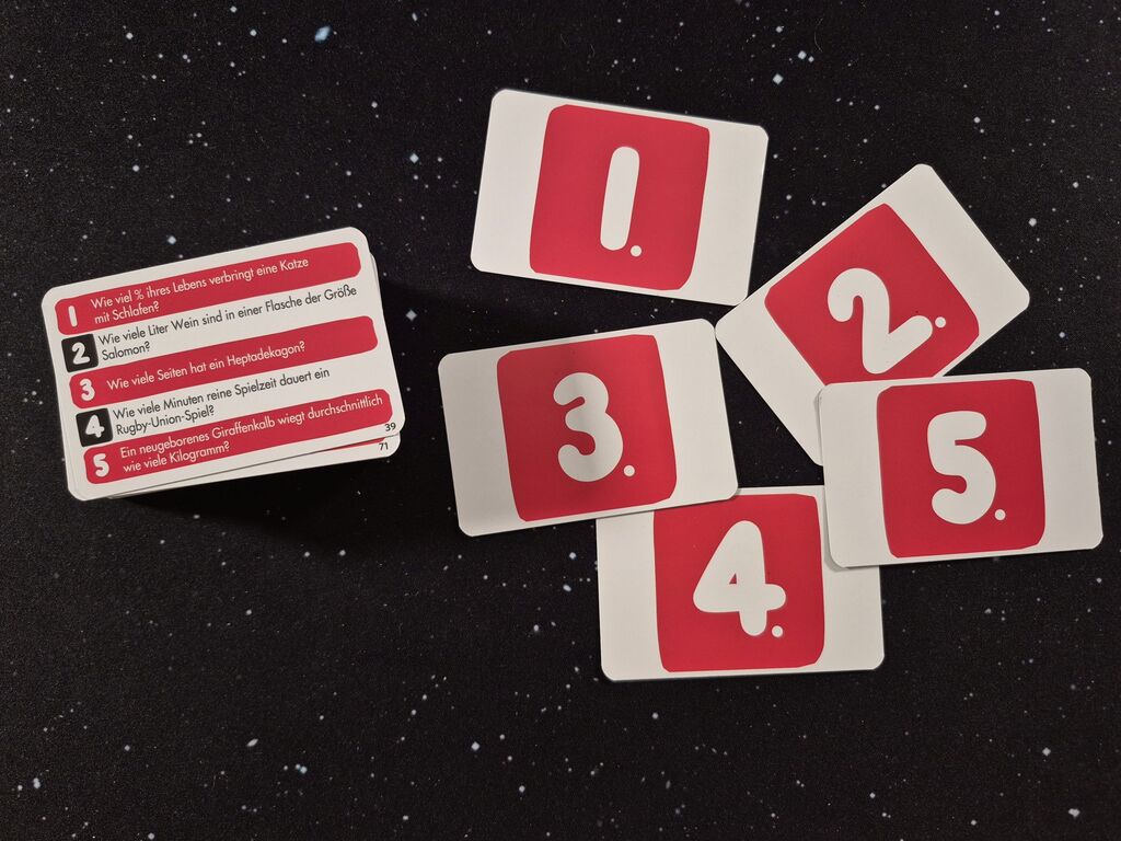 Fünf Karten mit Zahlen von eins bis fünf und eine Karte mit Text.