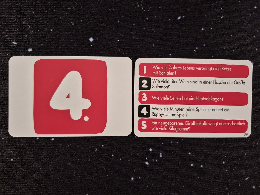 Eine Karte mit einer Vier, eine Karte mit Text.