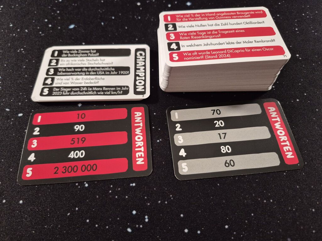 Karten mit Zahlen und Text.