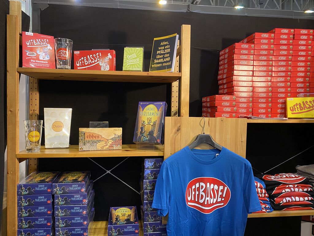Regale mit Spielen und T-Shirts.