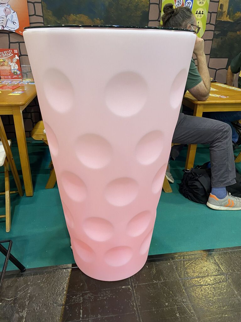 Tisch in Form eines großen Glases.