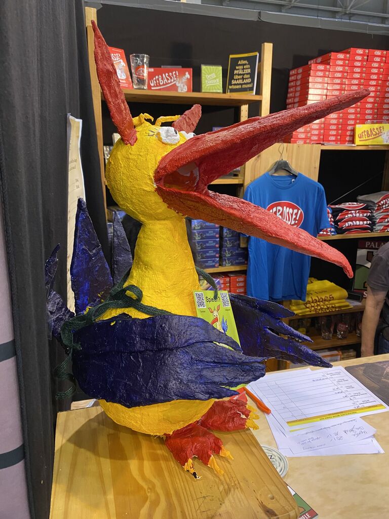 Fantasietier aus Pappmasché.