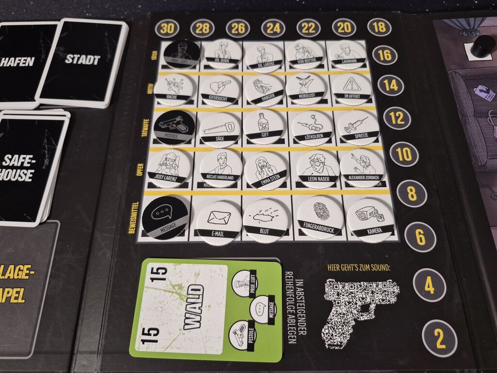 Spielmaterial mit Karten, Markern, Zahlen und Symbolen von "Safehouse".