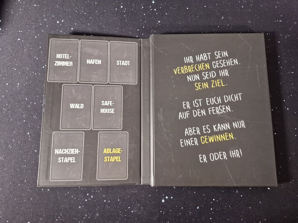 Der Spielplan teils aufgeklappt.