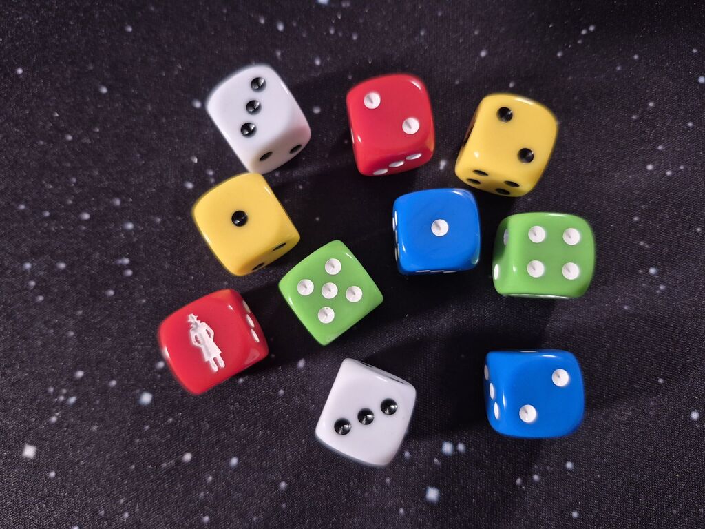 Zehn Würfel in Weiß, Gelb, Grün, Blau und Rot.