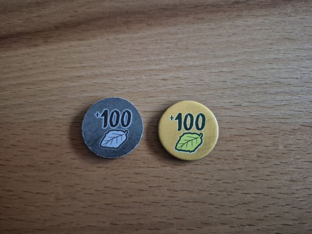 Zwei Marker mit "+100".