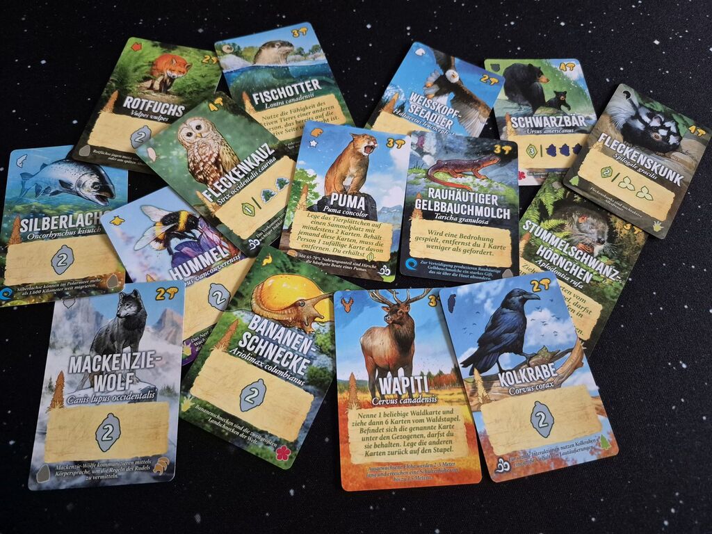 Karten mit Tieren, Text und Symbolen.