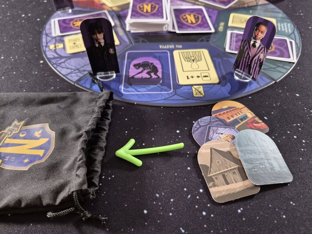 Ortsmarker vorm Stoffbeutel, dahinter Spielmaterial.