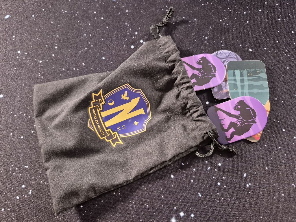 Ein Beutel mit Plättchen davor.