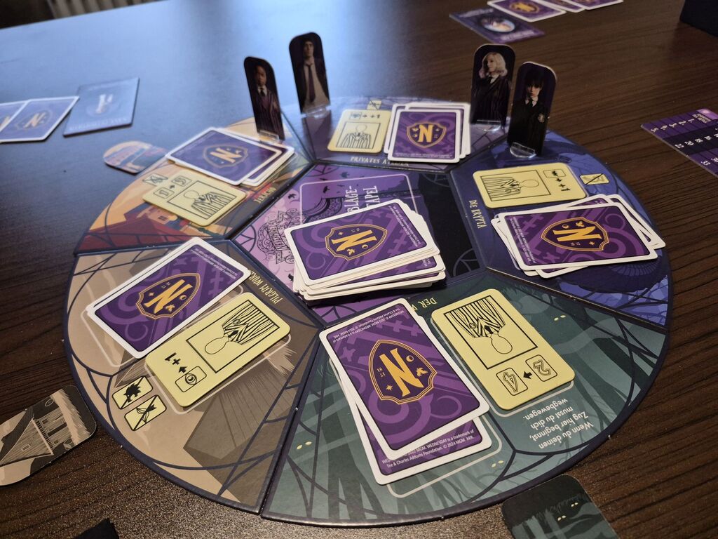 Spielmaterial von "Wednesday – Angriff des Hydes" im Spielverlauf.