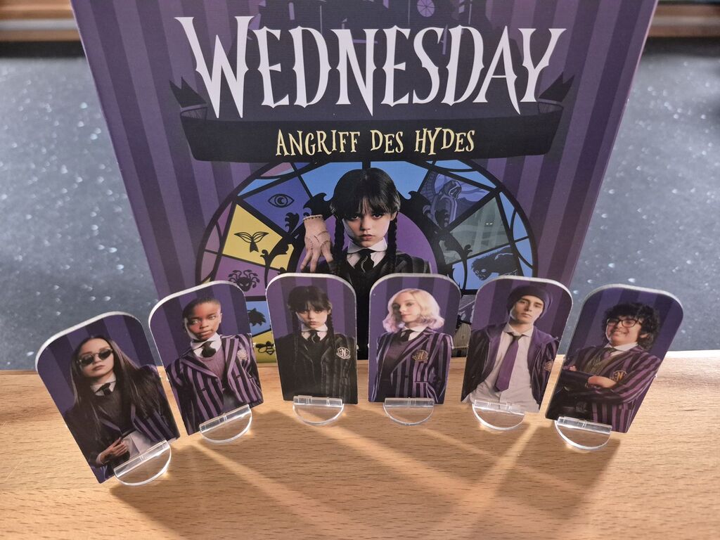 Das Cover von "Wednesday – Angriff des Hydes" mit Spielfiguren.