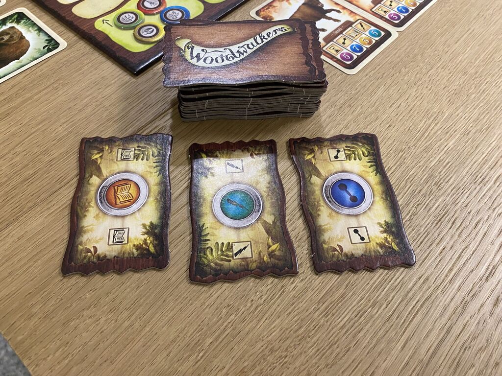 Drei Plättchen mit Symbolen aus "Woodwalkers".