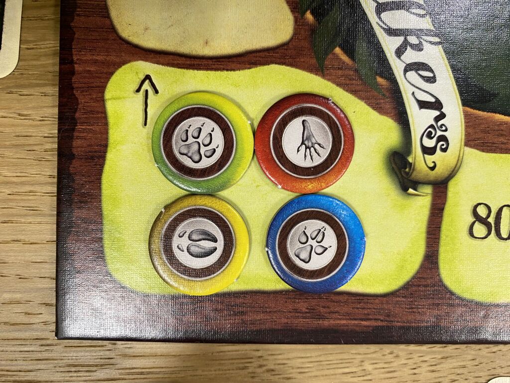 Vier Marker auf einer Ecke des Spielplans.