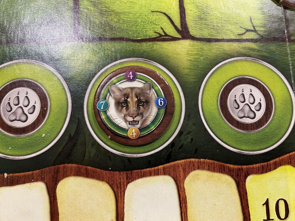 Ein Tierplättchen auf dem Spielplan von "Woodwalkers".