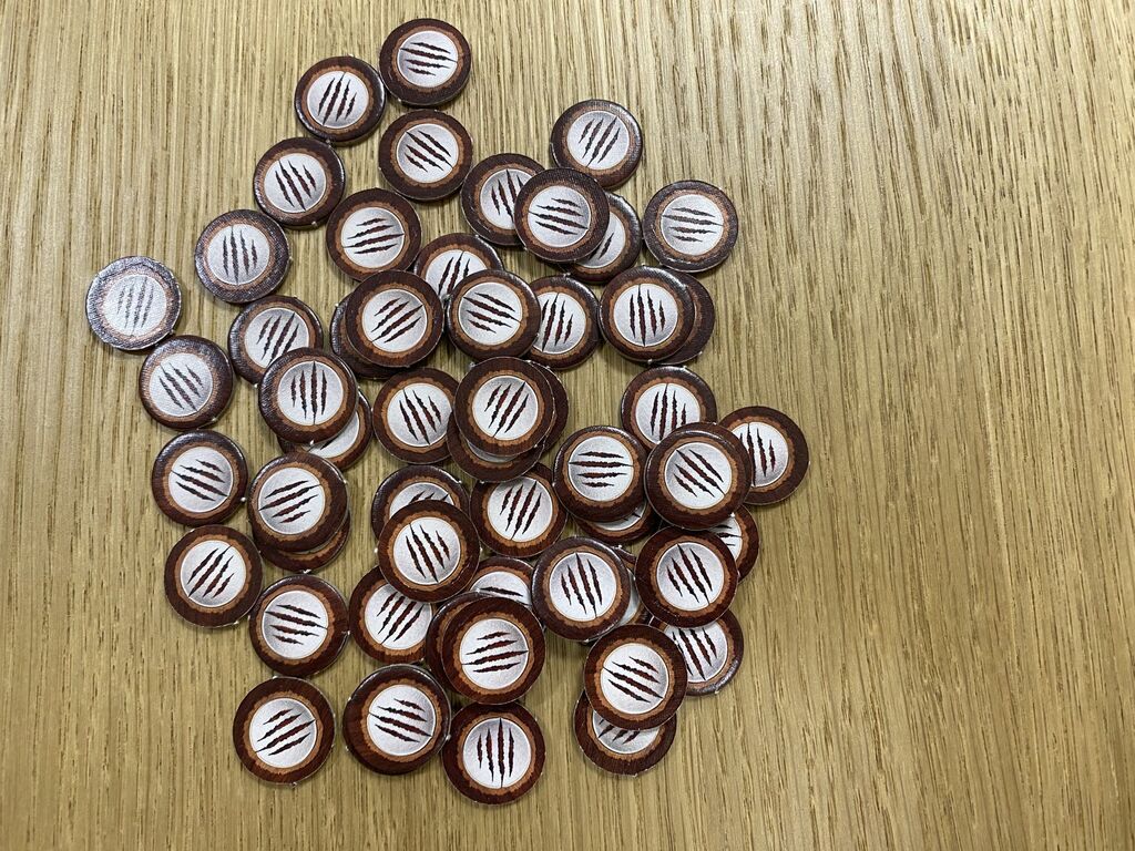 Ein Haufen Marker mit Krallenspuren.