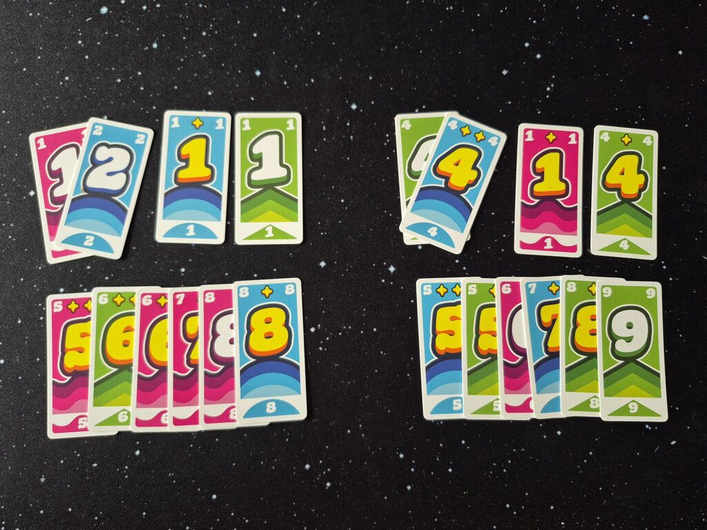 Karten mit Zahlen in Reihen.