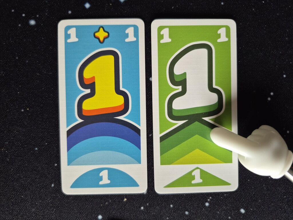 Zwei Karten mit einer Eines.