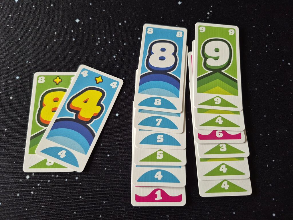 Karten aus "2 Win", teils in zwei Stapeln.