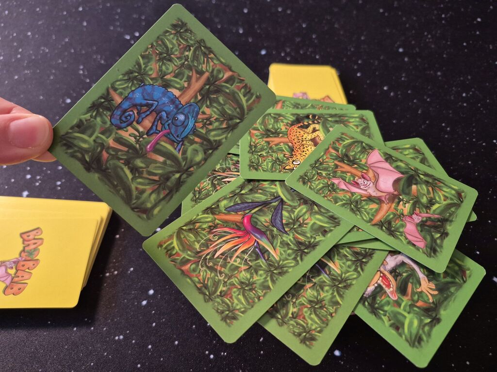 Hand hält Karte über Kartenstapel.