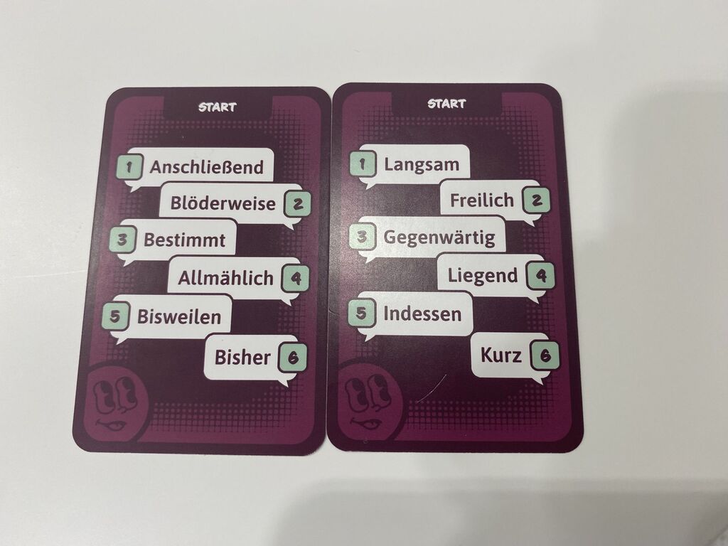 Zwei Karten mit Zahlen und Worten.