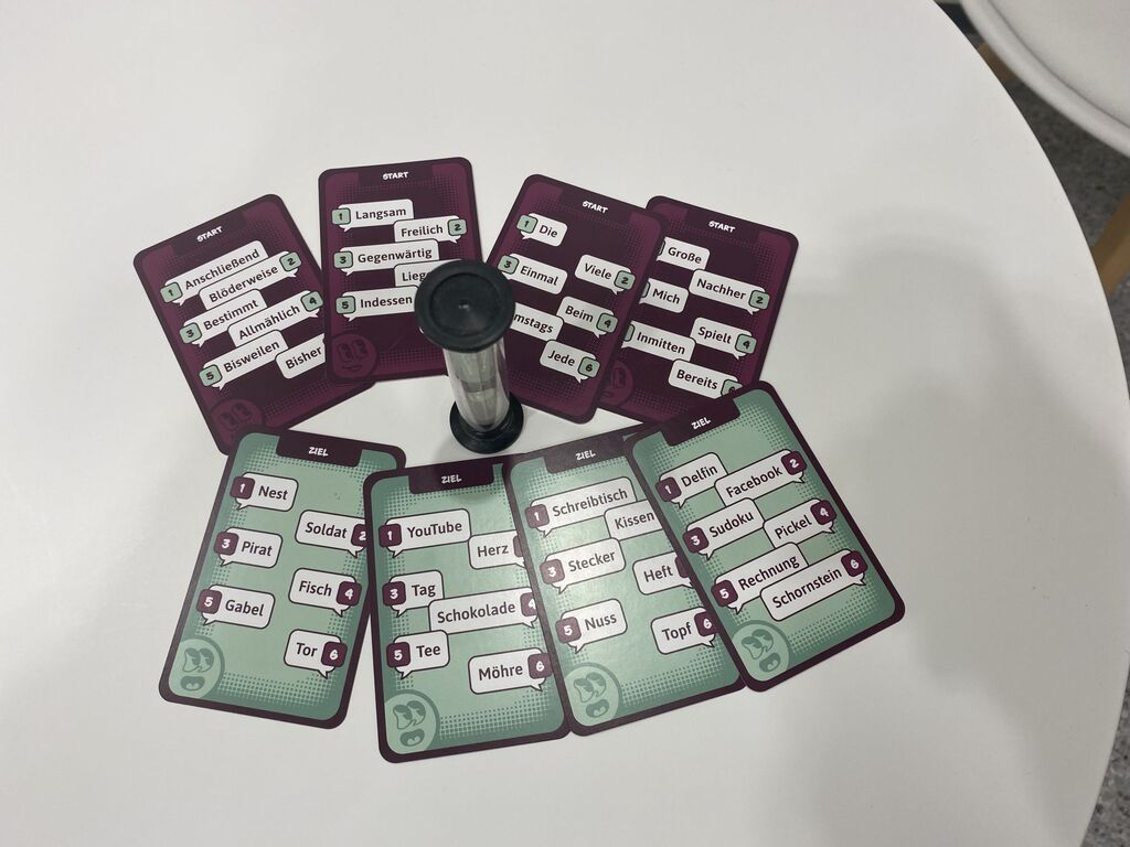 Helle und dunkle Karten und eine Sanduhr.