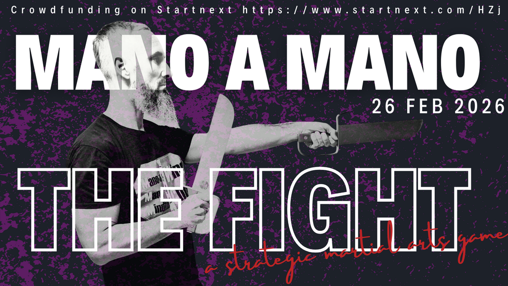 Bild mit Kampfsportler mit Waffe. Davor Text.