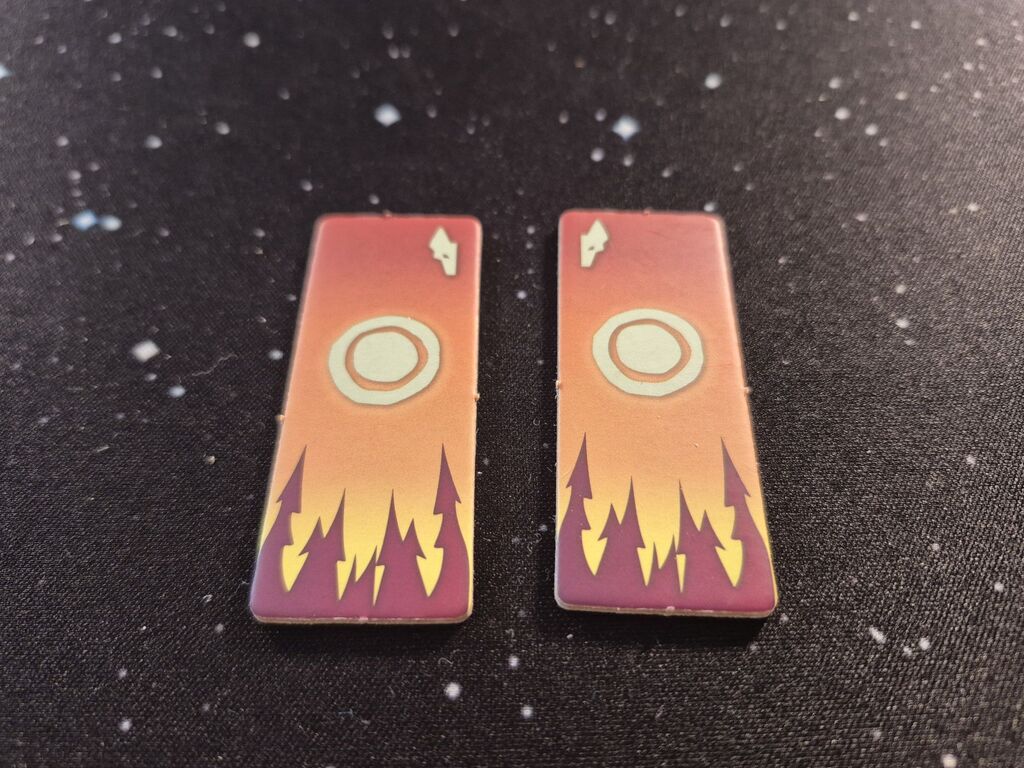 Zwei Plättchen aus "Spirits of the Wild".