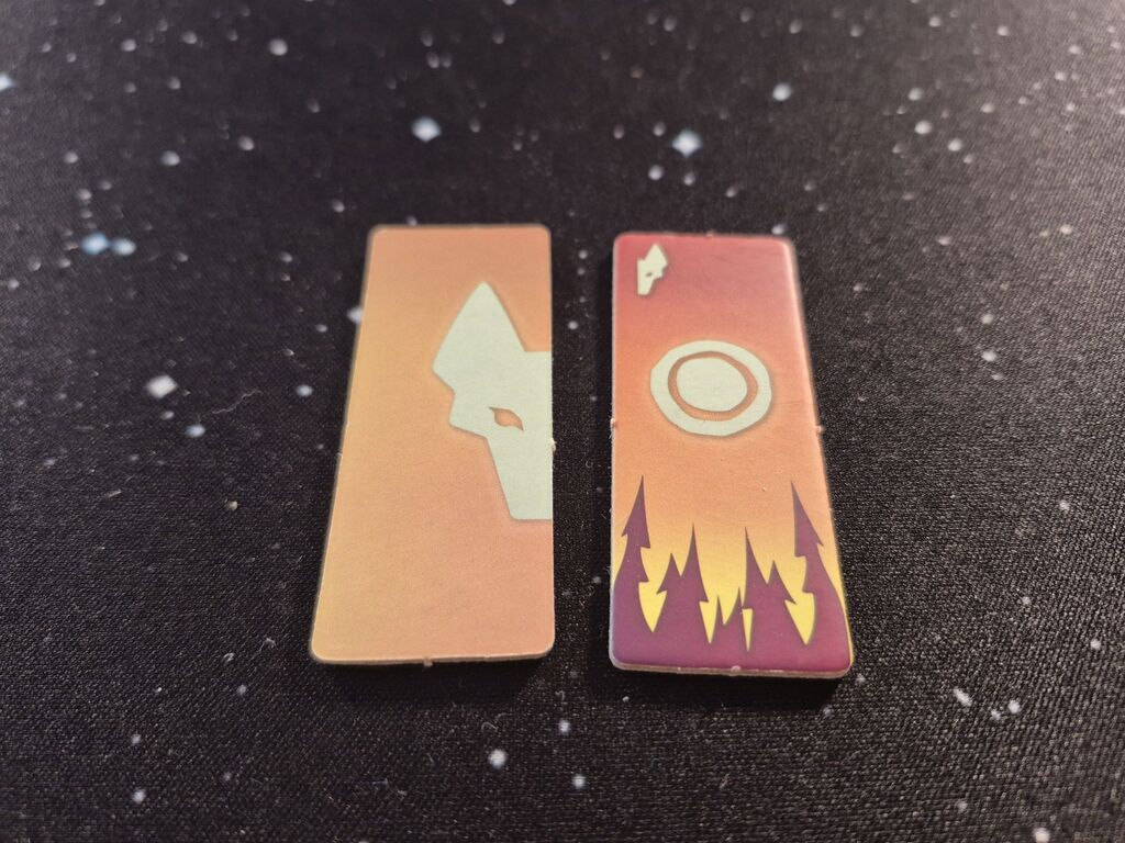 Zwei Plättchen, eins verdeckt.