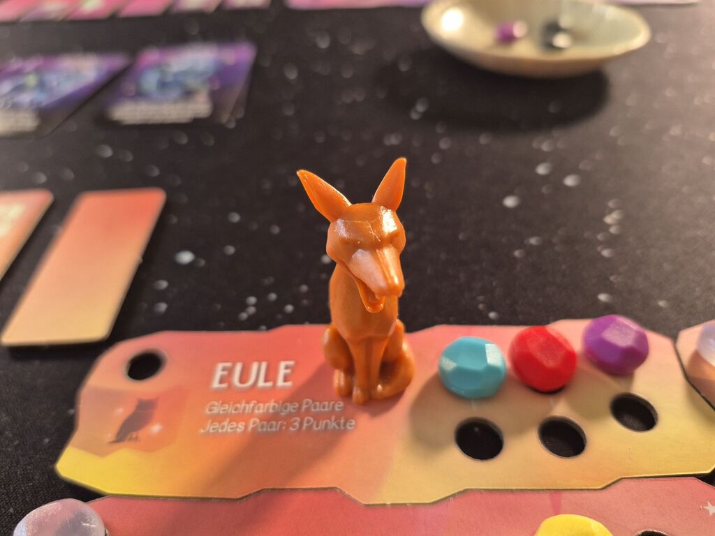 Kojote-Spielfigur auf Spielertableau von "Spirits of the Wild".