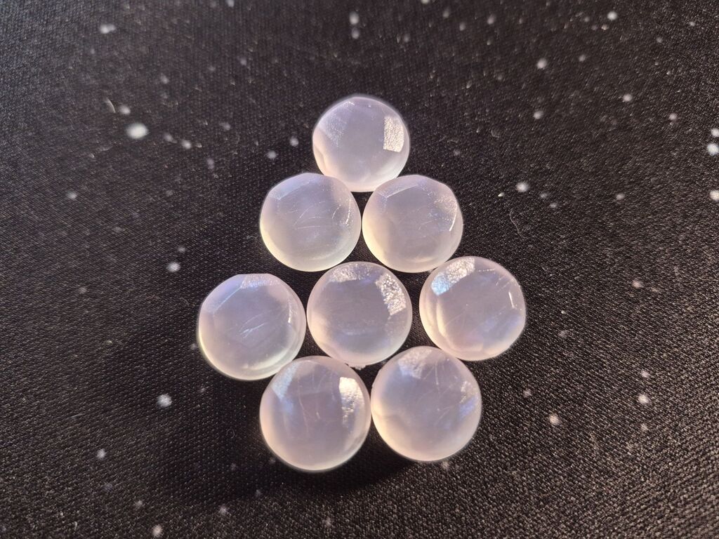 Acht weiße Spielsteine.