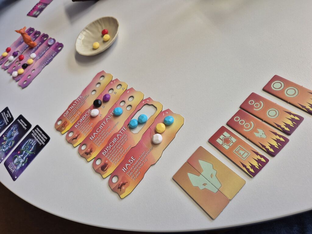 Spielmterial auf einem weißen Tisch.