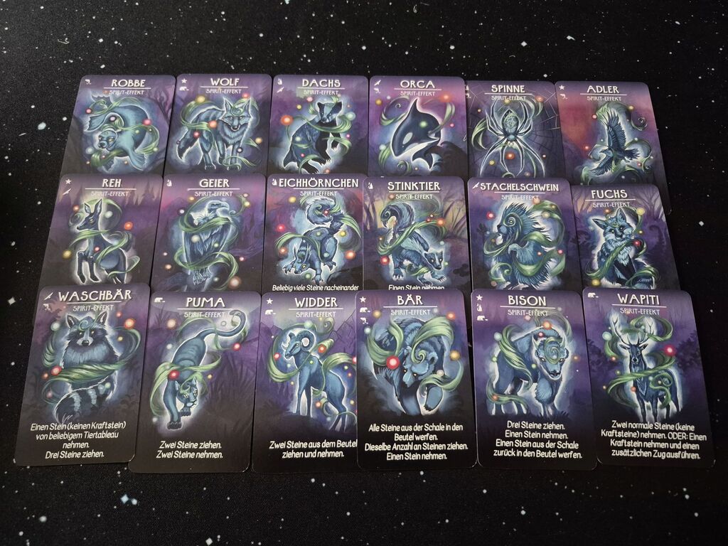 18 Karten mit Tiergeistern und Text.