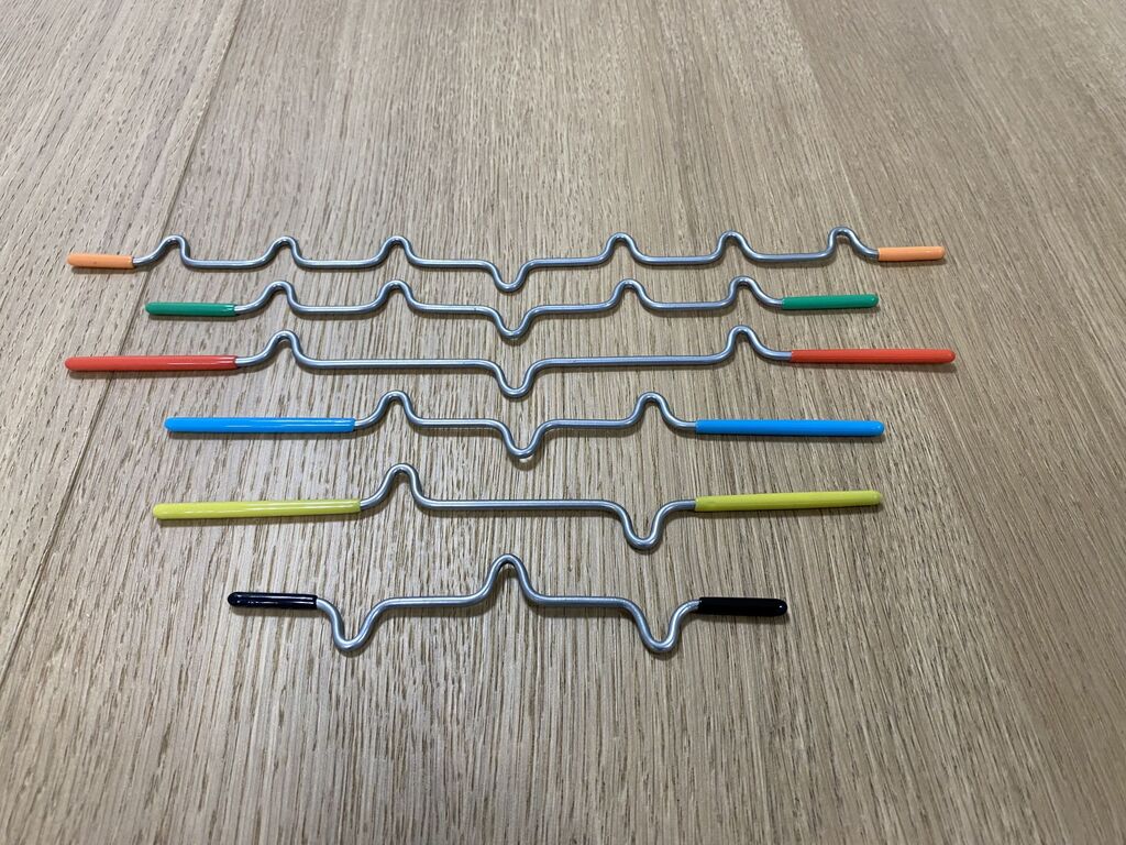 Sechs verschiedene Metallstäbe mit Ausbuchtungen aus "Suspend".