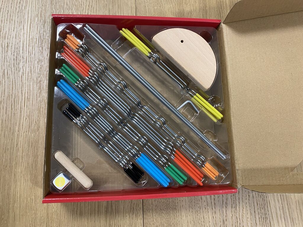 Spielmaterial von "Suspend" in der Schachtel einsortiert.