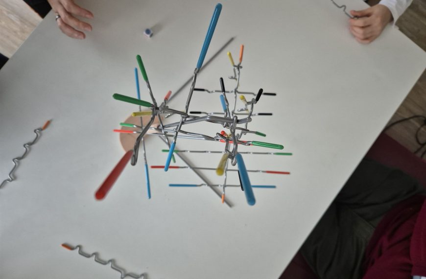 Spielmaterial im Spielverlauf mit noch mehr Metallstäben.