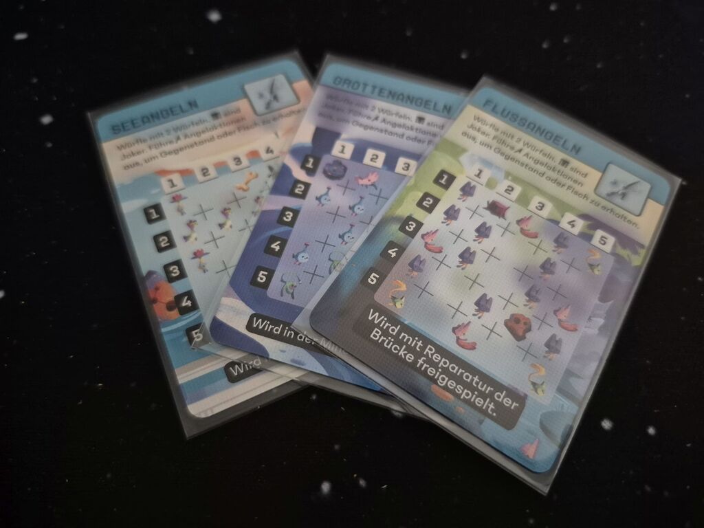 Drei Karten mit vielen Symbolen, Zahlen und Text.