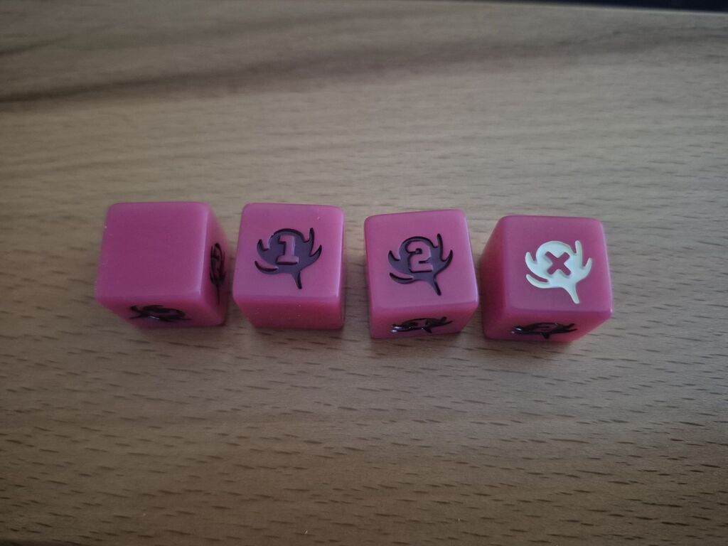 Vier pinke Würfel mit unterschiedlichen Symbolen.