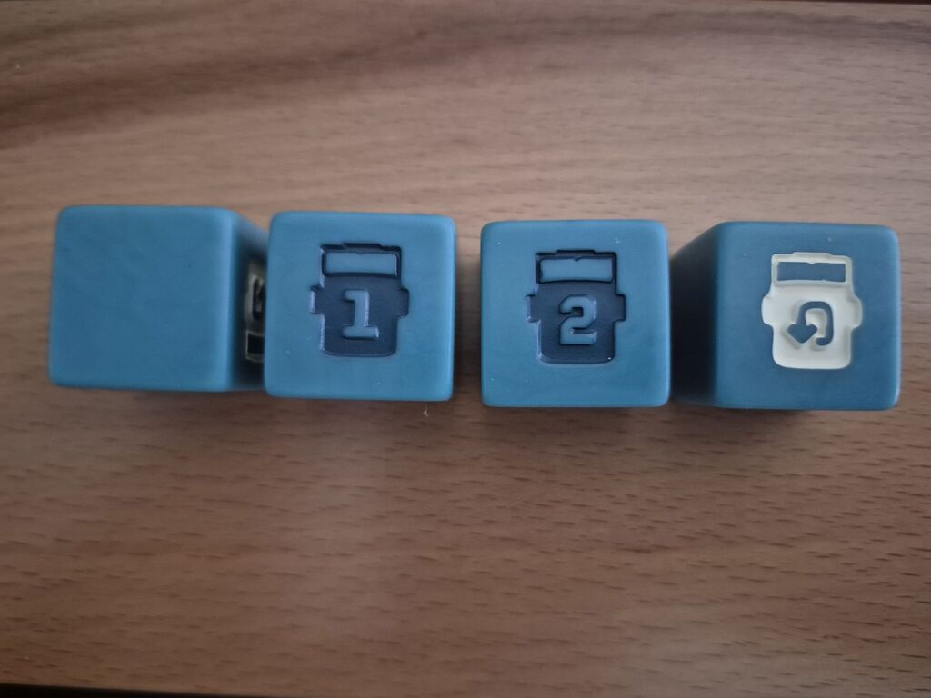 Vier blaue Würfel mit unterschiedlichen Symbolen.