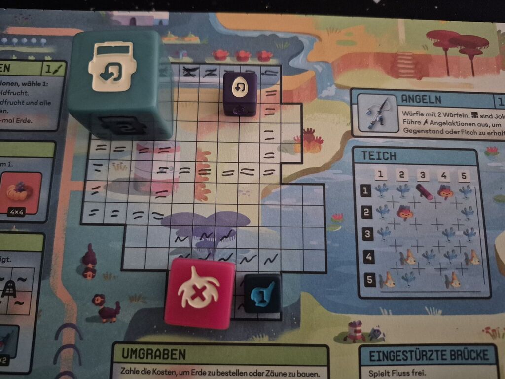 Vier verschiedene Würfel auf einem Bereich des Hoftableaus.