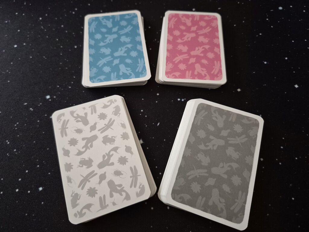 Kartenstapel mit vier unterschiedlichen Farben.