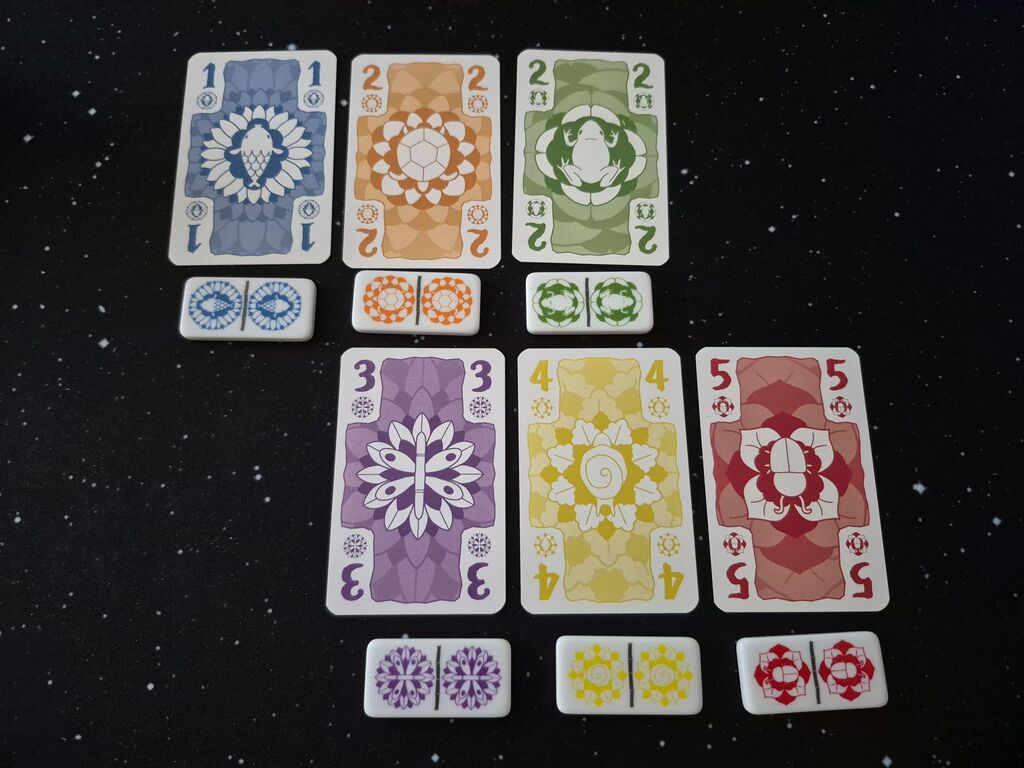 Sechs Karten und sechs Spielsteine aus Ananda.