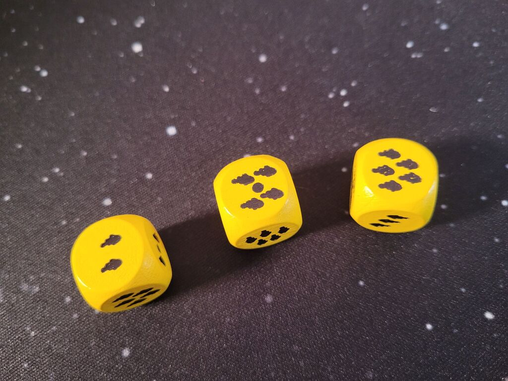 Drei gelbe Würfel.