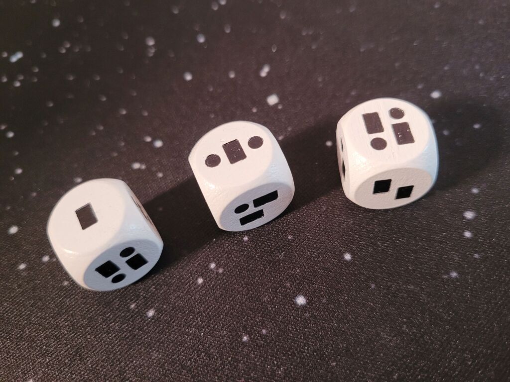 Drei weiße Würfel.