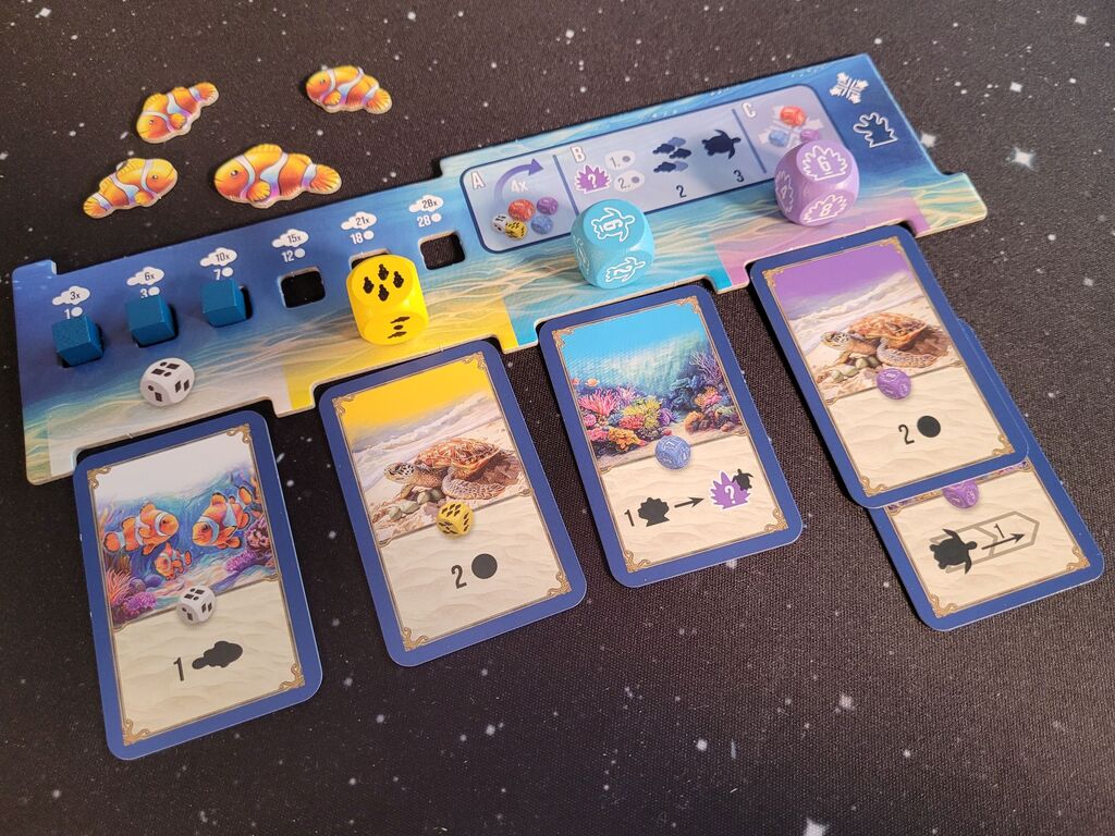 Karten und Würfel am Spielertableau.