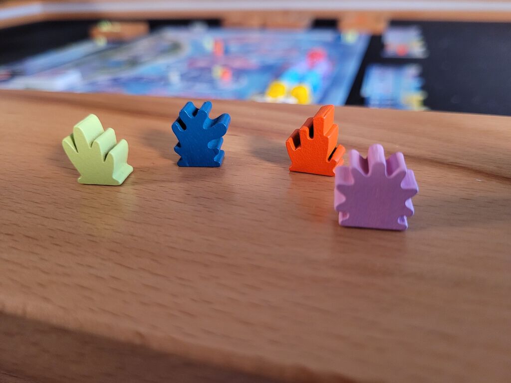 Vier Holzkorallen in vier Farben.