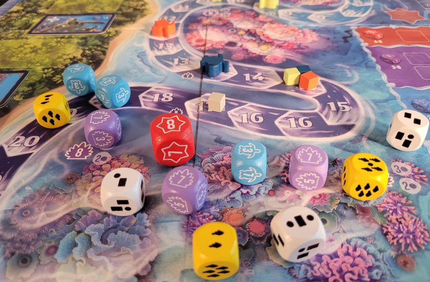 Würfel, FIguren und Marker auf dem Spielplan von "Australis".