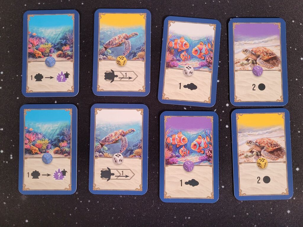 Karten mit Symbolen und Illustrationen.