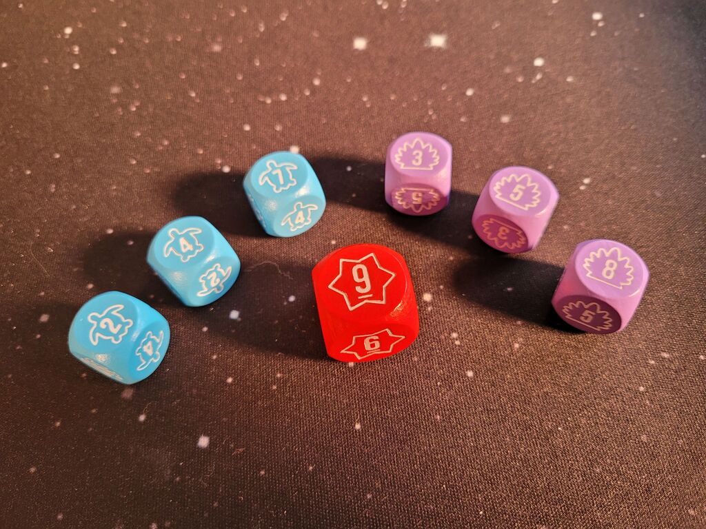 Drei blaue, drei lilafarbene und ein roter Würfel.