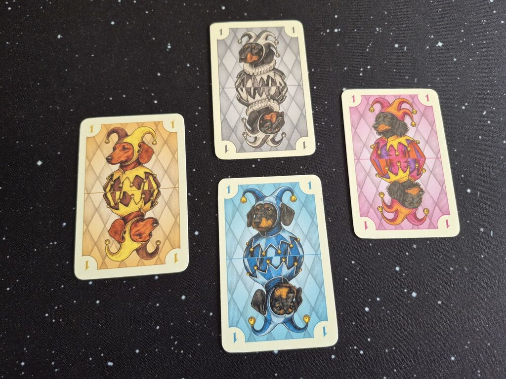 Vier Karten mit Dackel im Narrenkostüm.